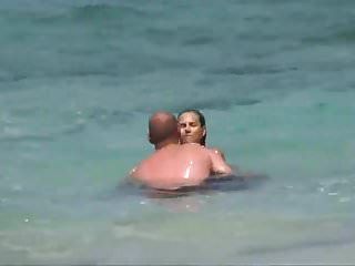 Linhas tan grandes melões na praia swarthy bikini topless